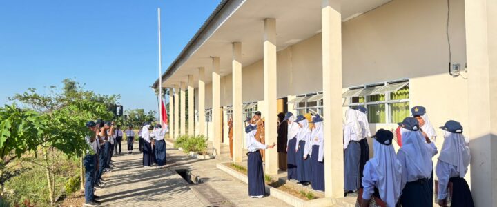 Meski Lapangan Terbatas, SMP Negeri Maradekaya Tetap Laksanakan Upacara Bendera