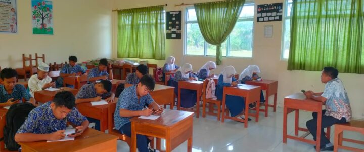 Pelaksanaan Penilaian Akhir Semester Ganjil SMP Negeri Maradekaya Berjalan Tertib dan Lancar Menggunakan Aplikasi Skul.id